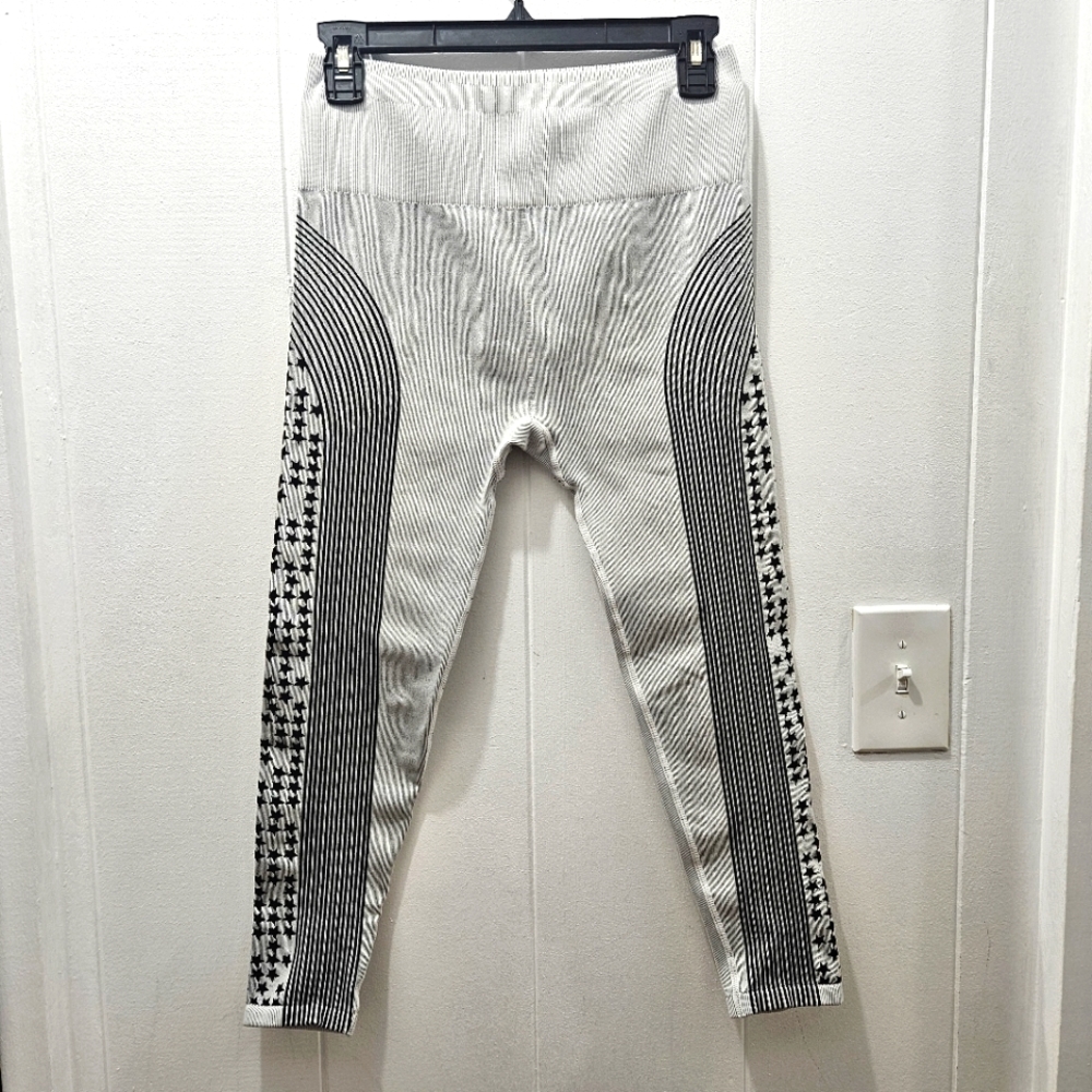 Fabletics High Waisted Seamless Star Capri Leggings Size Medium